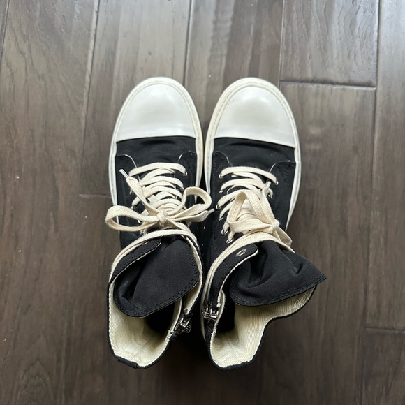 Rick owens DRKSHDW
size 42
Excellent condition - Picture 2 of 5